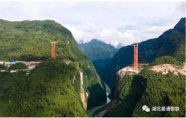 鶴峰溇水河上，峽谷中橋上建“橋”，配合完成宜來(lái)高速高難度架橋建設(shè)！