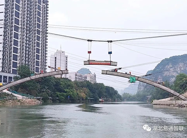 湖北易通助力廣西建工龍江六橋—精準(zhǔn)吊裝，首肋合攏